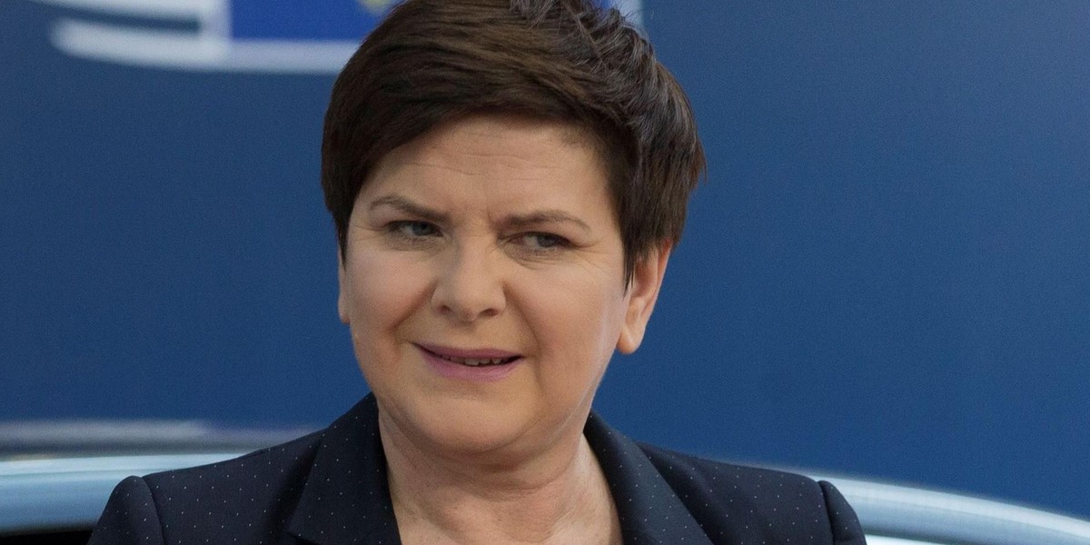 Szydło zaliczyła wpadkę podczas składania gratulacji dla Macrona? Ekspert komentuje