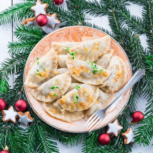 <b>Pierogi</b>
Tradycyjnie nadziewane kapustą i grzybami. Coraz częściej pojawiają się jednak w urozmaiconej wersji np. ze szpinakiem lub kaszą gryczaną.