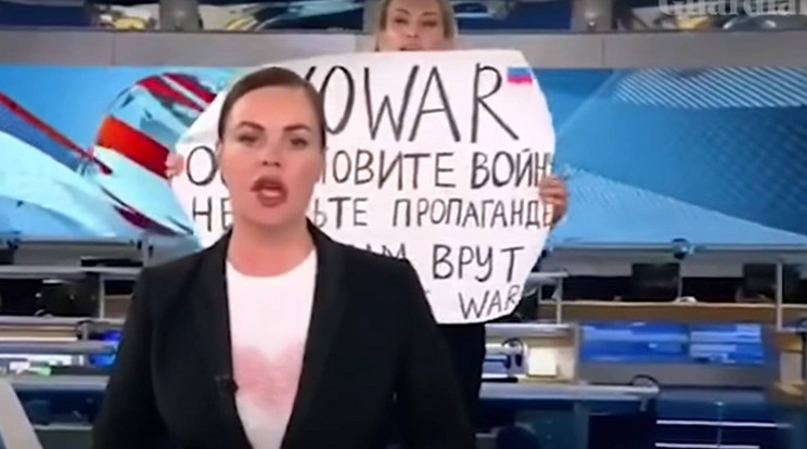 Marina Ovsyannikova korábban azzal hívta fel magára a figyelmet, hogy élő adásban besétált kollégája mögé az orosz állami tévében, és háborúellenes transzparenst tartott fel / Fotó: YouTube