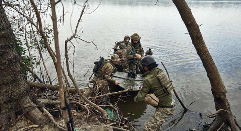 Ukrainian soldiers on the Dnipro River.Libkos/Getty Images