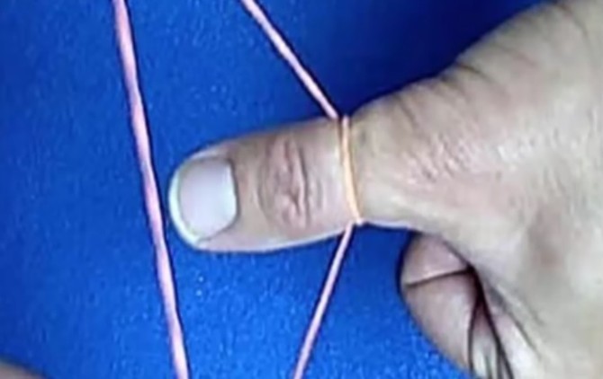 Evo kako treba da obmotate gumicu oko palca. Oprezno! Ne zatežite mnogo jako!