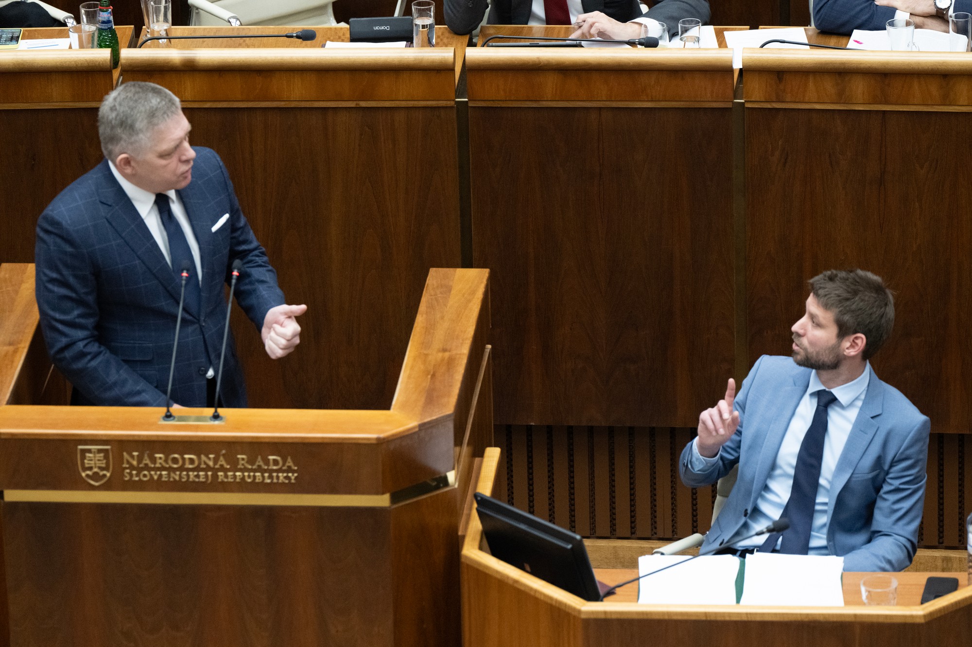 Premiér Robert Fico (Smer-SD) a poslanec NR SR Michal Šimečka (Progresívne Slovensko).