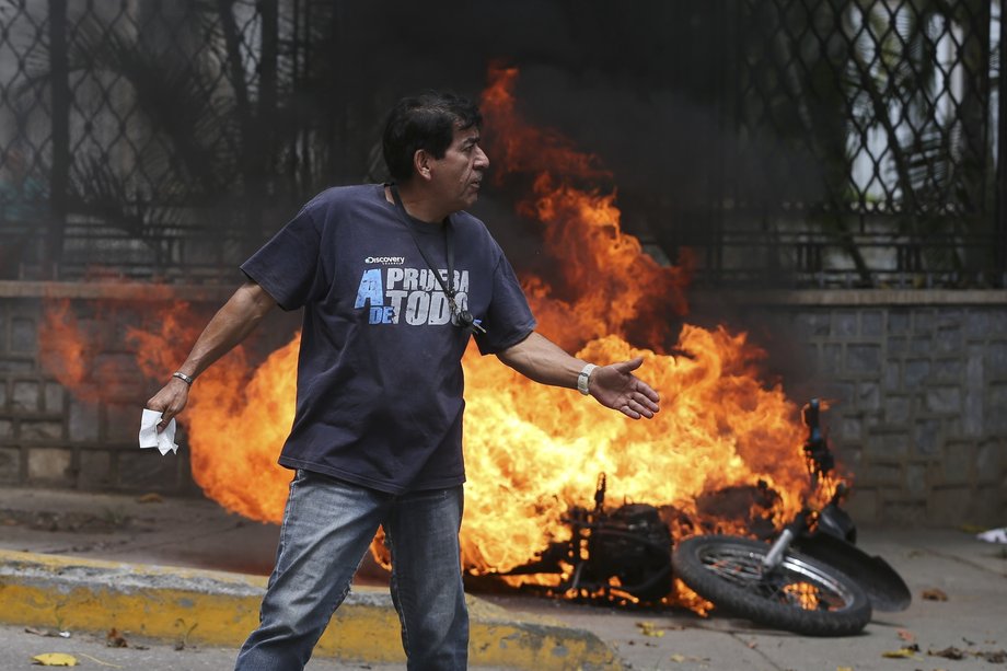 Nicolas Maduro wysłał oddziały policji i swoich popleczników w te same miejsca, gdzie zbierali się protestujący, następnie pojawiło się tam wojsko. Ale nawet armia nie była w stanie powstrzymać protestów.
