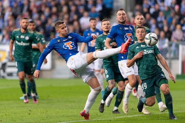 Zawodnik Lecha Poznań Lubomir Satka cieszy (L) strzela bramkę na 1:0 podczas meczu 28. kolejki piłkarskiej Ekstraklasy z Legią Warszawa