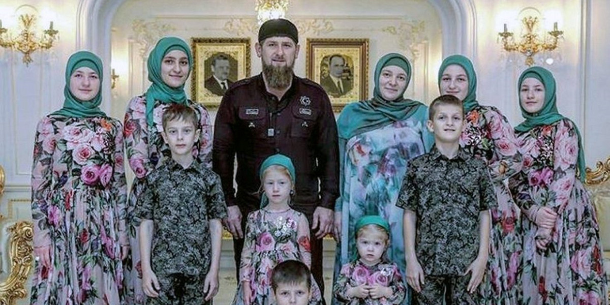 Ramzan Kadyrow z dziećmi i jedną ze swoich żon. 