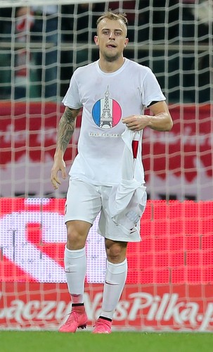 Kamil Grosicki swojego gola złożył w hołdzie ofiarom zamachu terrorystycznego w Paryżu