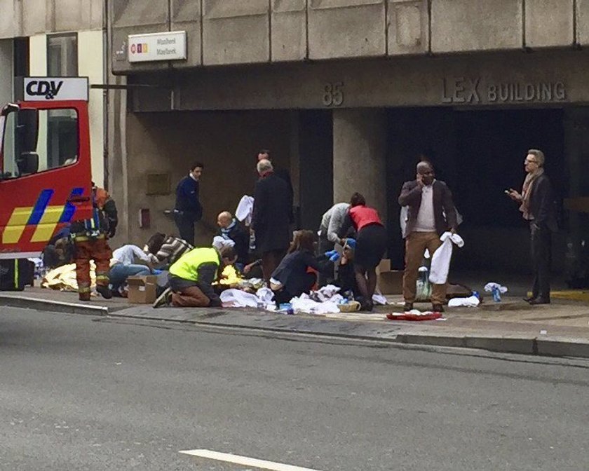 Ratownicy udzielają pomocy rannym podczas wybuchów w brukselskim metrze