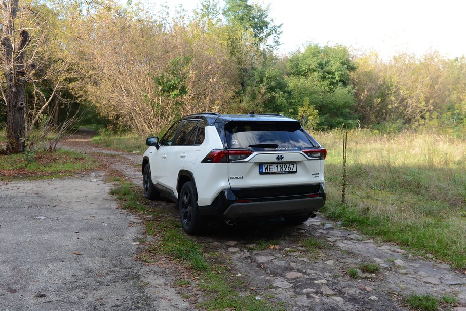 Toyota RAV4 w hybrydowej wersji może mieć napęd na cztery koła. Tylne napędza wówczas silnik elektryczny.