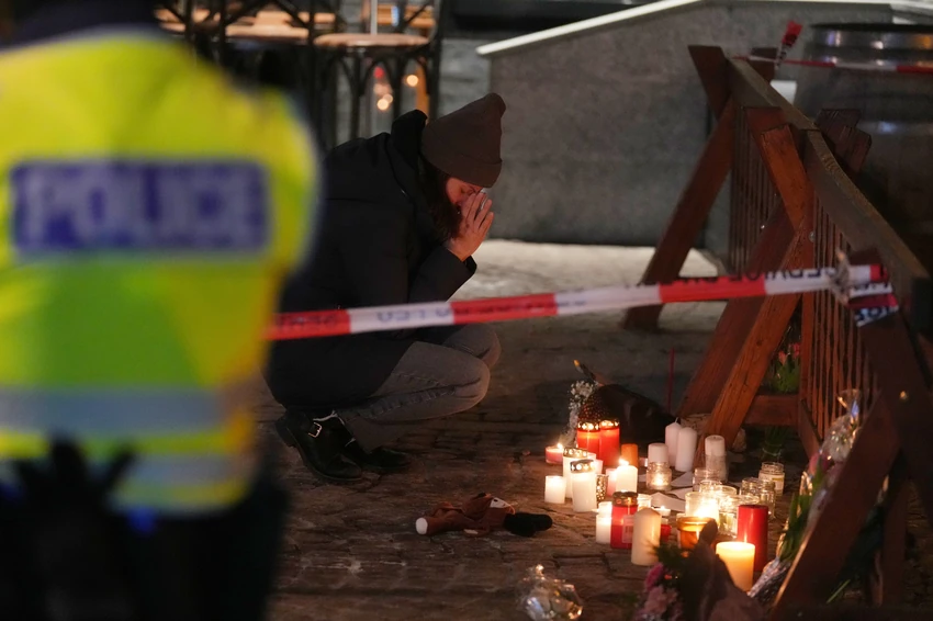 Ljudi odaju požtu žrtvama požara u Krans-Montani