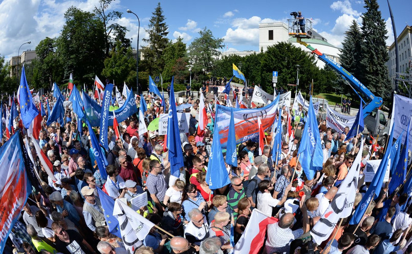 PDemonstrację zorganizowały partie i środowiska opozycyjne, m.in. PO, Nowoczesna, KOD, Obywatele RP, Partia Razem. Ponieważ Sejm był ogrodzony barierkami, demonstranci zgromadzili się wzdłuż ul. Wiejskiej i wokół pomnika AK. Przynieśli flagi biało-czerwone i unijne oraz liczne transparenty.