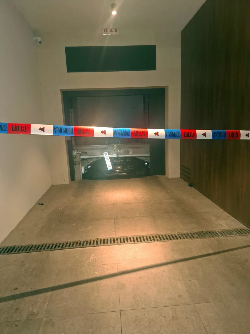Audi koji je propao kroz garažni lift na Vračaru