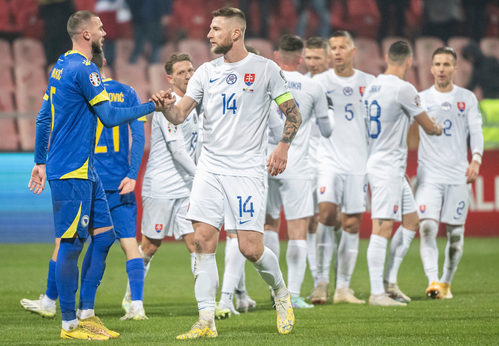 Slovenskí futbalisti a v popredí kapitán Milan Škriniar.