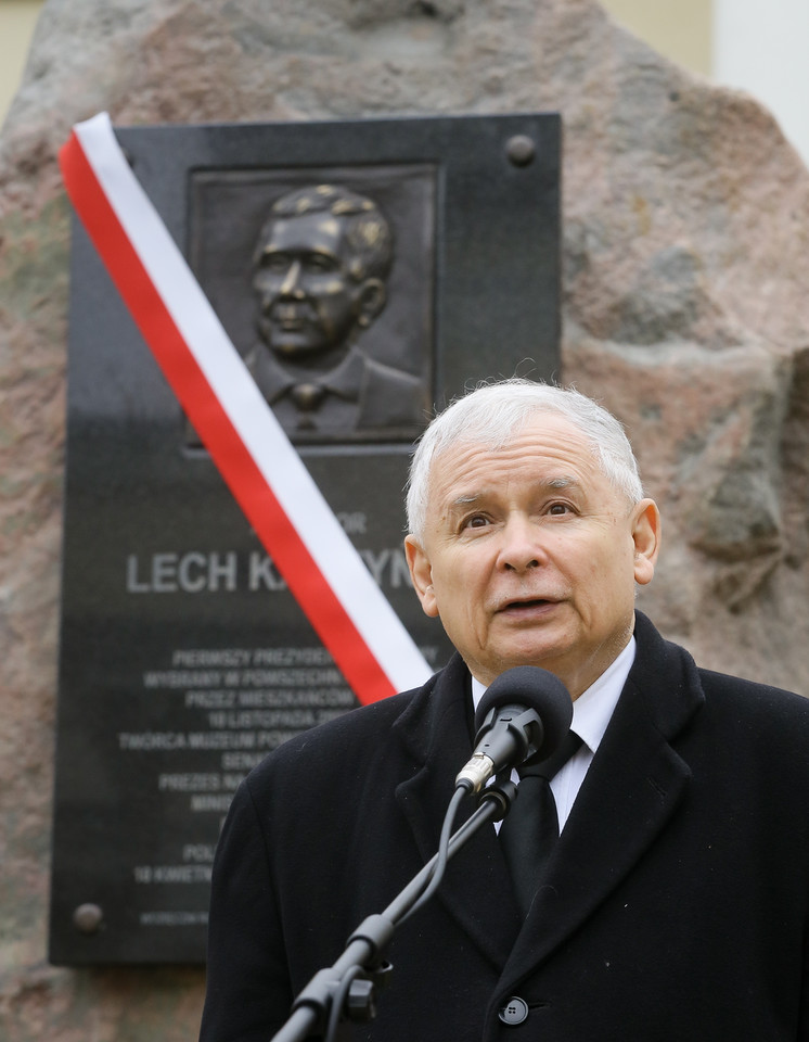Jarosław Kaczyński podczas odsłonięcia tablicy poświęconej śp. prezydentowi Lechowi Kaczyńskiemu
