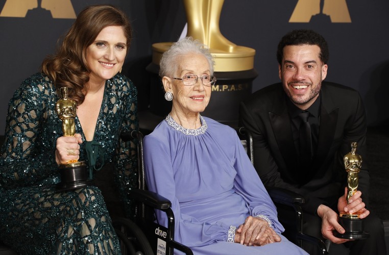 Katherine Johnson z Caroline Waterlow i Ezrą Edelman, zdobywcami Oscara za film dokumentalny O.J. Made in America'