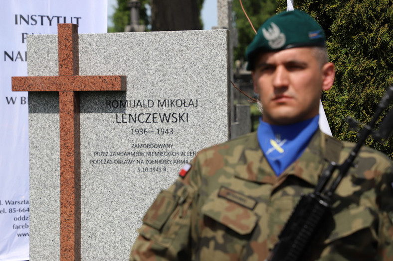 Nagrobek Romka Lenczewskiego na cmentarzu w Łomży, 19.05.2022.