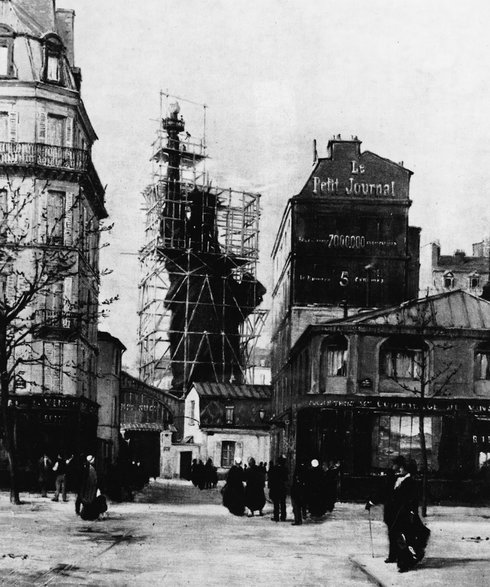 Widok na rusztowanie z Statuą Wolności w trakcie  jej budowy, widziane z Rue de Chazelles w Paryżu, około 1884 r.