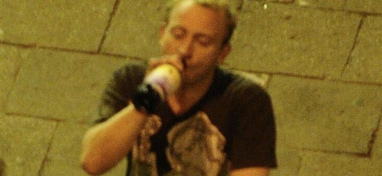 Koledzy, ulica i alkohol z gwinta. Tak się bawi Borys Szyc