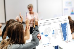 Ile zarabiają nauczyciele? Polska poniżej średniej OECD [MAPA]