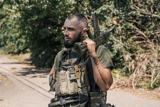 Ukraiński żołnierz o pseudonimie Chack na linii frontu w regionie Donbasu