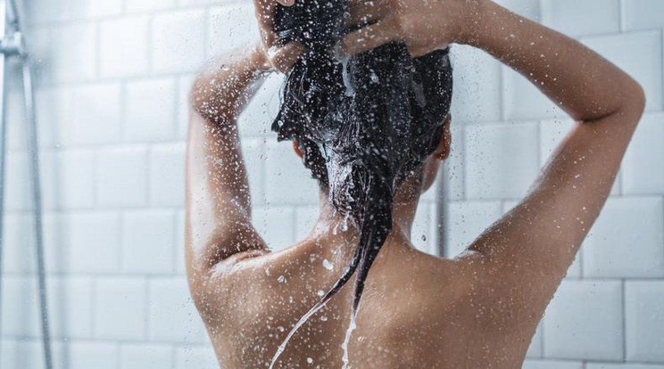 A zuhanyzóban kukkolta a lányokat egy férfi Zamárdiban /Illusztráció: Istock