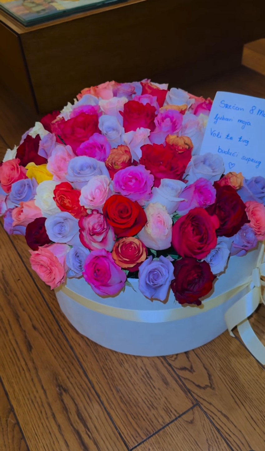 Kija Kockar na kućnu adresu dobila poklon od verenika, ostala bez teksta