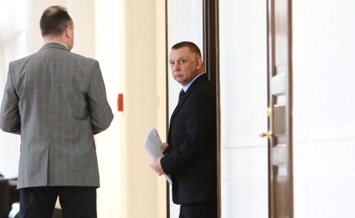 Zażalenie na postępowanie służb wobec prezesa NIK Mariana Banasia oraz wystąpienie do Rzecznika Praw Obywatelskich ws. naruszenia praw rodziny Banasiów zapowiedział w poniedziałek pełnomocnik prezesa NIK mec. Marek Małecki.