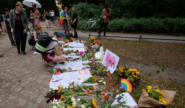 Odavanje počasti žrtvama terorističkog napada tokom održavanja Parade ponosa, Berlin