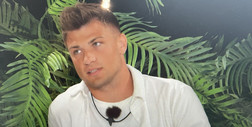 Burza po "Love Island". Adrian w ogniu krytyki. "Naprawdę przykro się patrzy"