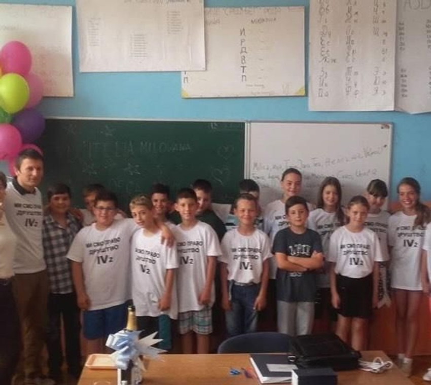 Fotografija iz privatnog albuma: Učitelj Milovan sa đacima generacija 2006/2007.