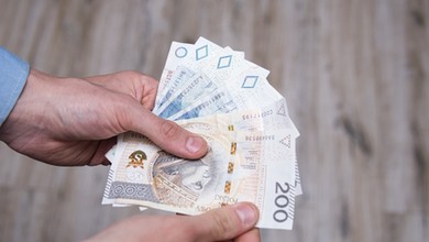 Prawie 7 tys. zł dla wszystkich i to bez względu na dochód. Od kiedy wyższy zasiłek?