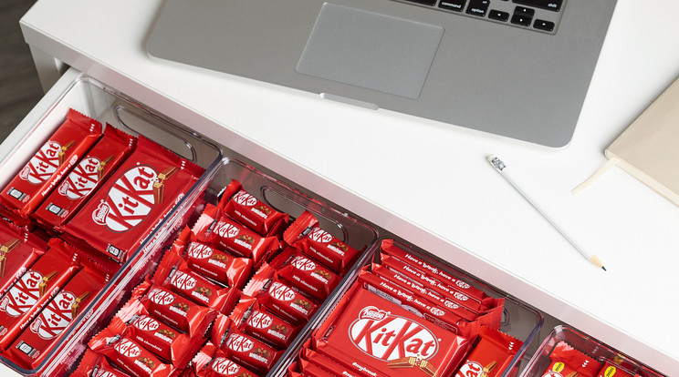 A KitKat arra buzdítja az embereket, hogy ne mérgelődjenek a technológiai problémák miatt, inkább tartsanak szünetet, egyenek egy szelet édességet, és ez pozítív irányba állítja majd az agyukat. Ha valóban elnyomja a frusztrációt a csokoládé miatti beinduló endorfintermelés az jó, de atzt se feledjük közben, hogy a sok bosszúságra nem válasz a sok csoki, és nem árt vigyázni a felesleges kalóriák bevitelével, ami egy másik bosszúsághoz vezethet. / Fotó: KitKat/X