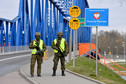 Żołnierze 12. Brygady Zmechanizowanej wraz z funkcjonariuszami policji i Straży Granicznej zabezpieczają granicę z Niemcami w Krajniku. Dolnym