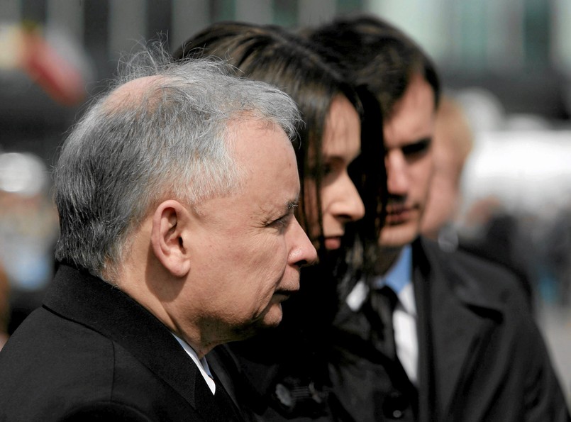 Jarosław Kaczyński, Marta Kaczyńska i Marcin Dubieniecki podczas uroczystości poświęconych pamięci ofiar katastrofy smoleńskiej. Zdjęcie z 17 kwietnia 2010 roku