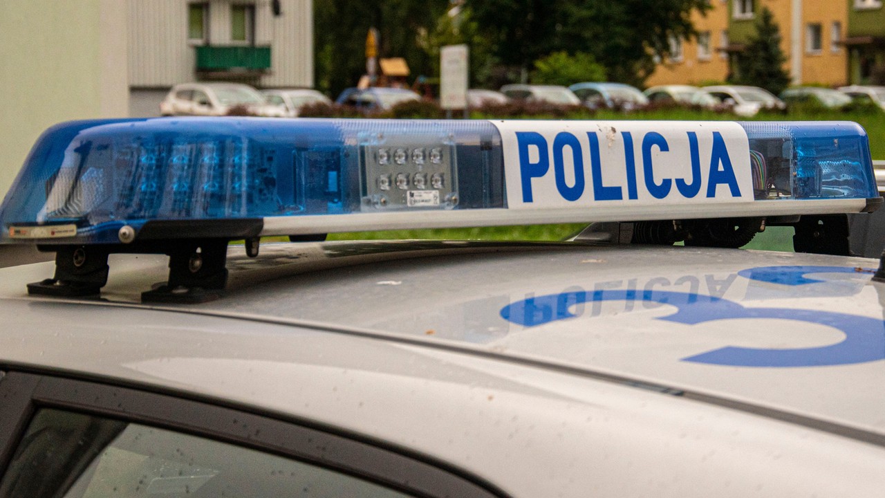 Atak nożownika przed sklepem na Pomorzu. Wcześniej wskoczył na maskę jadącego samochodu