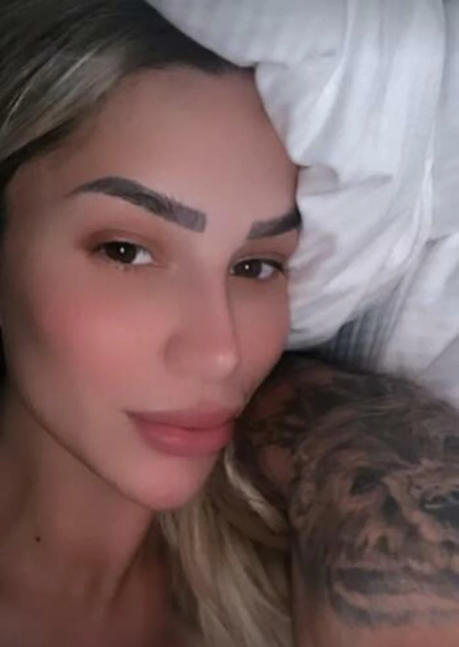 Aleksandra i Car u krevetu