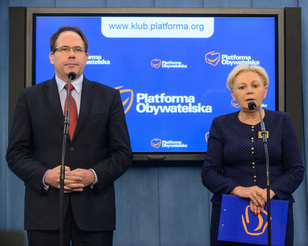 Posłowie PO Jacek Brzezinka i Krystyna Skowrońska podczas konferencji prasowej