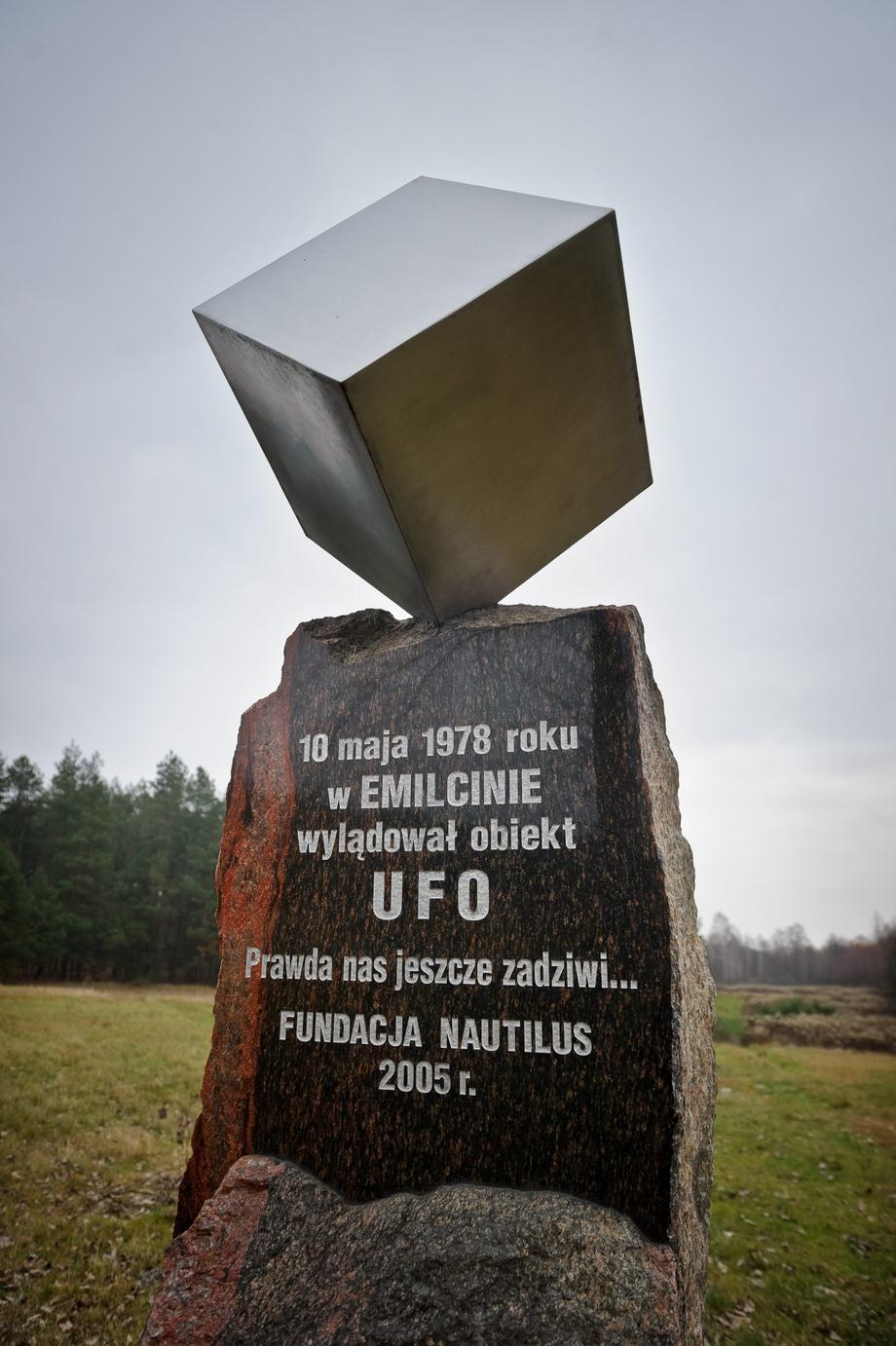 Pomnik upamiętniający rzekome lądowanie UFO w Emilcinie (województwo lubelskie)