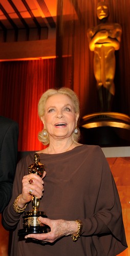Lauren Bacall z honorowym Oscarem
