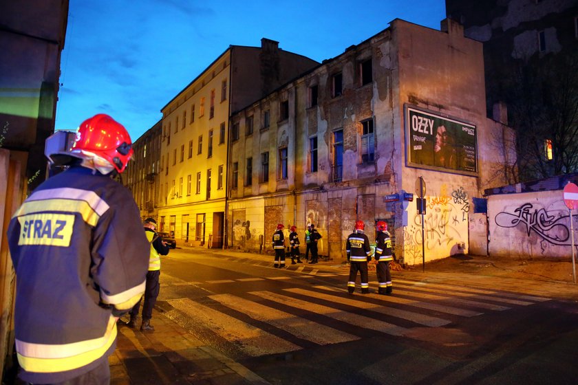 Kamienica przy ulicy 6 Sierpnia w Łodzi grozi zawaleniem. Interweniowała straż pożarna