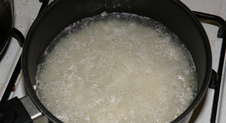 Cooking rice(Wikimedia Commons)