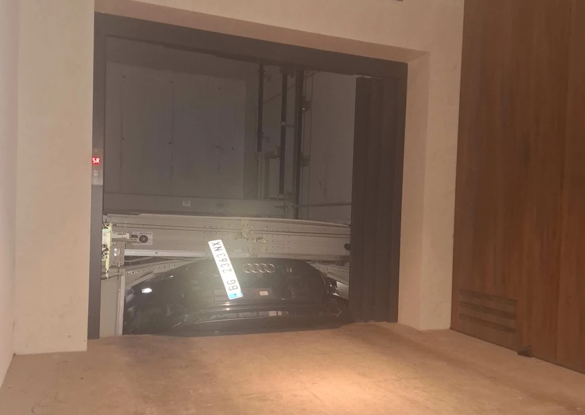 Audi koji je propao kroz garažni lift na Vračaru