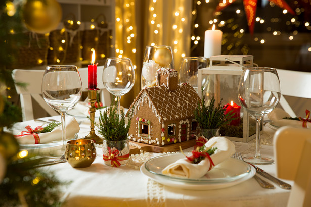 Elegancko udekorowany stół, pyszne potrawy i blask czystego szkła to elementy, które tworzą niezapomnianą atmosferę świąt