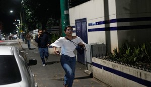 Ljudi beže nakon što su se čule eskplozije u Karakasu 3. januara