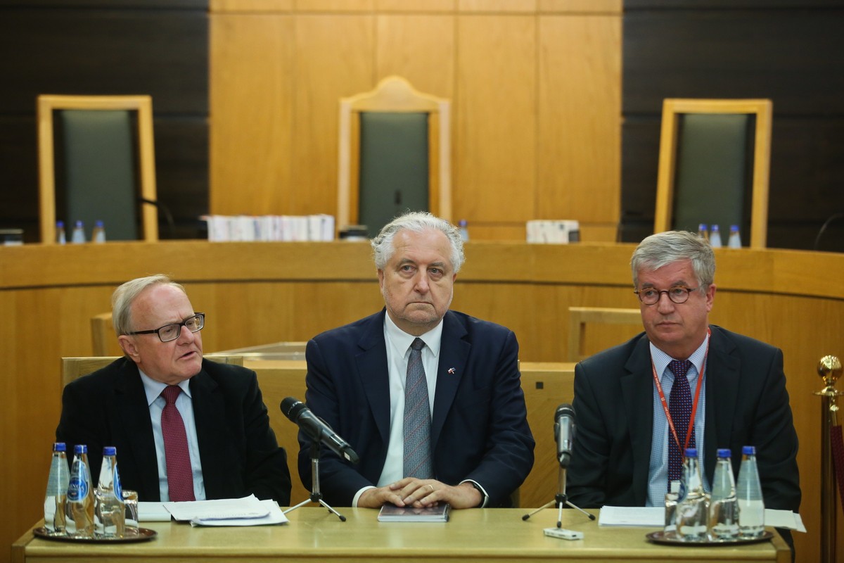 Prezes Trybunału Konstytucyjnego Andrzej Rzepliński, wiceprezes TK Stanisław Biernat oraz sędzia TK Andrzej Wróbel podczas konferencji prasowej po wydaniu orzeczenia