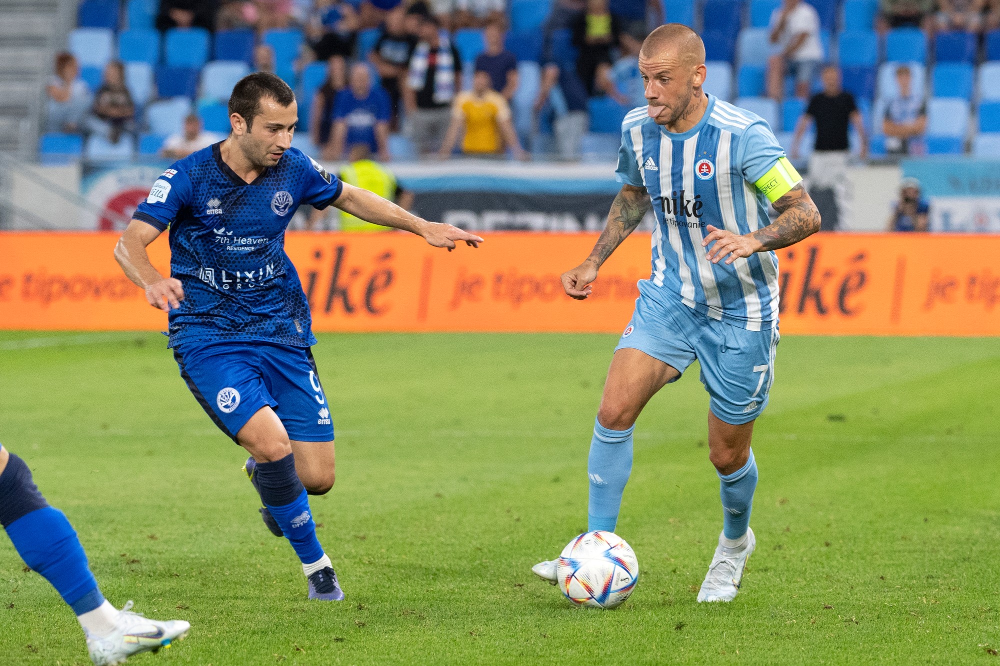 Vladimír Weiss (Slovan) a vľavo Irakli Bidzinašvili (Batumi).