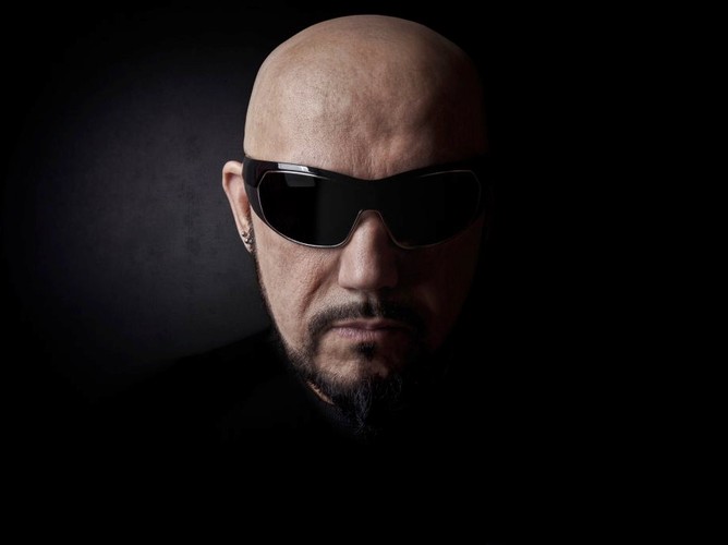 Na naszym rynku też nie brakuje muzyków malarzy. Należy do nich chociażby Grzegorz Skawiński z Kombii