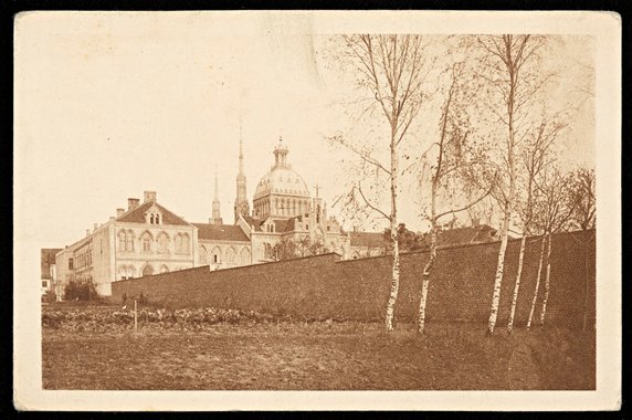 Lata 20., założenie widziane od zachodu. Fot. National Library of Poland , Public domain, via Wikimedia Commons