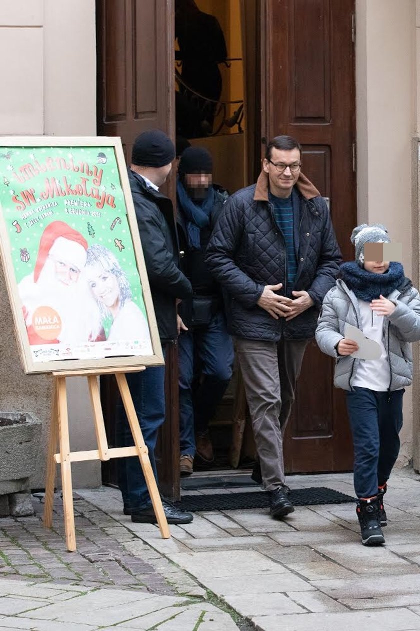 Premier zabrał dzieci do teatru