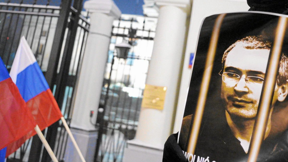 Były szef koncernu naftowego Jukos Michaił Chodorkowski, odbywający karę w kolonii karnej w Karelii, zaapelował do brytyjskiego premiera Davida Camerona, by ten zakazał wjazdu do Wielkiej Brytanii na Olimpiadę 308 rosyjskim urzędnikom - podaje agencja Rosbałt, powołując się na "The Sunday Telegraph".