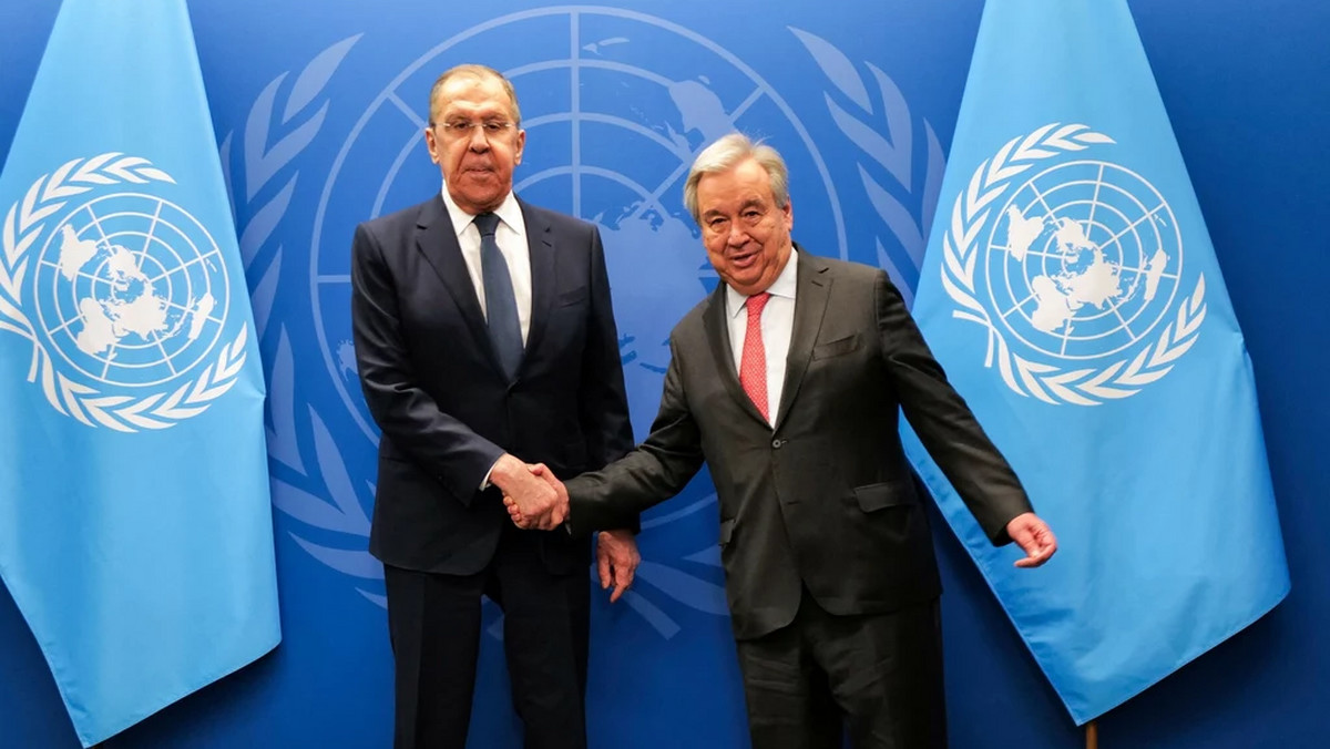 Uścisk dłoni sekretarza generalny ONZ Antonio Guterresa i Siergieja Ławrowa